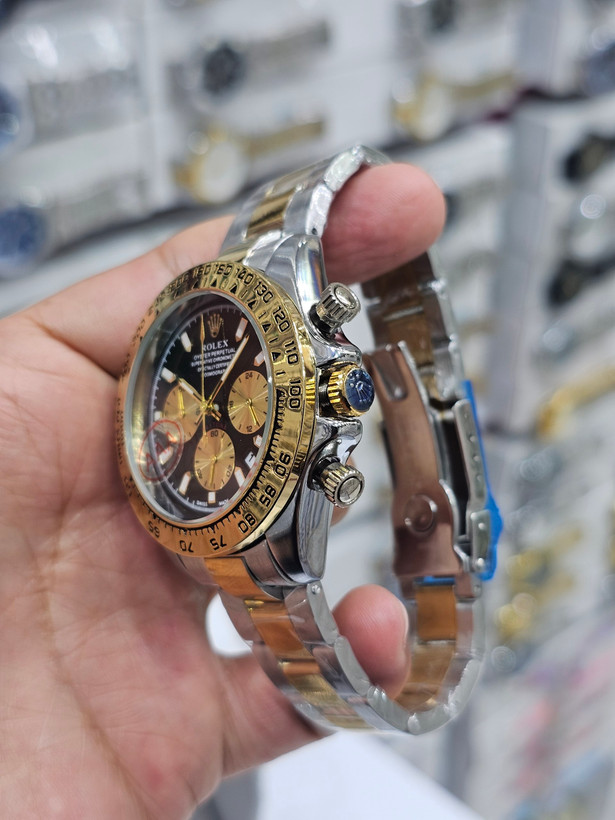 ROLEX Cosmogrqph Daytona ✨✨⌚️شکوه طلا روی مچ شما... 🔻مردونه رولکس دیتونا کرنوگراف قفل رولکسی( دو قفل ) بنداستیل دارای روزشمار شيشه کریستال بزل چرخان