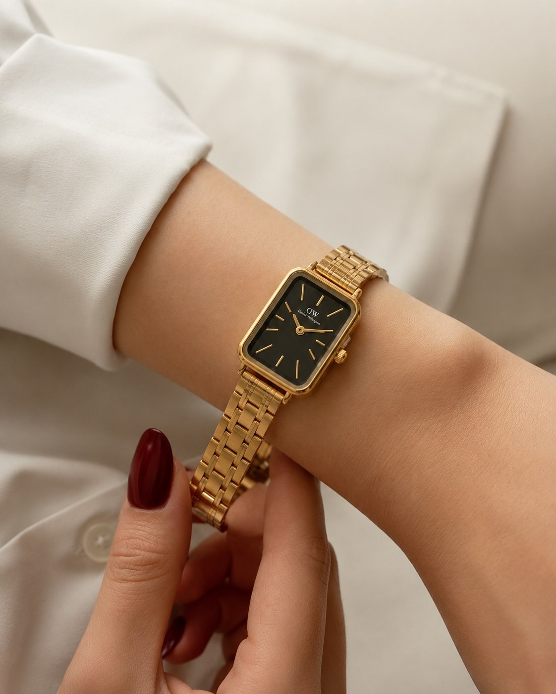 Dw  《highe quality》                 ⌚️دنیل زنونه   بند استیل  داری شناسه  شیشه سافایر مقاوم در برابر آب در حد شستن دست رنگ ثابت  قفل استیل پروانه ای  موتور کوارتز